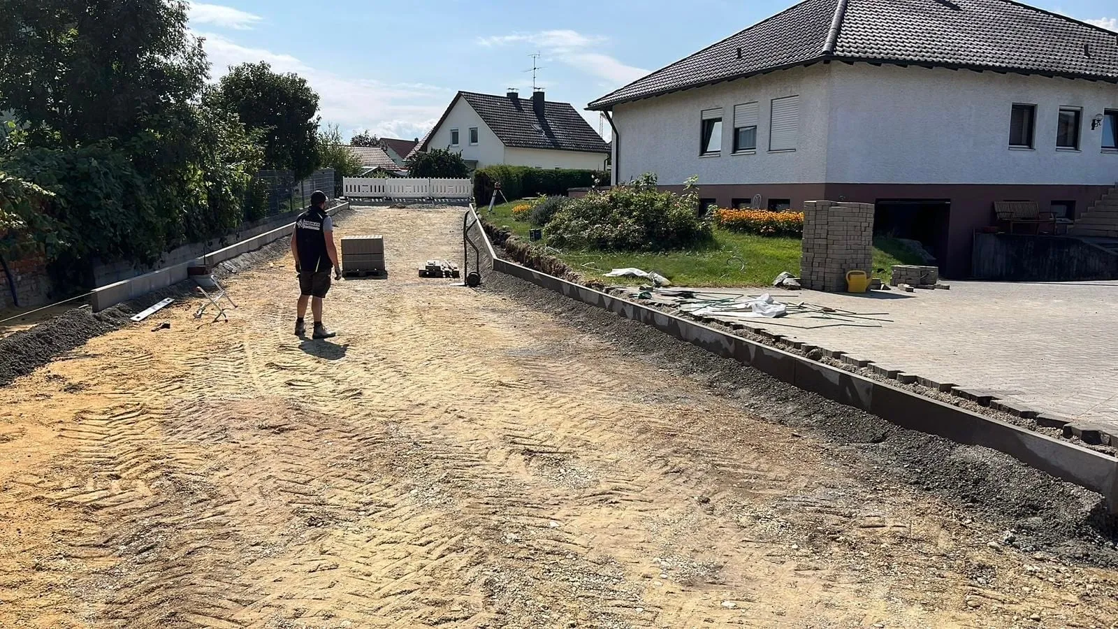 Einfahrt vor den Pflasterarbeiten – vorher