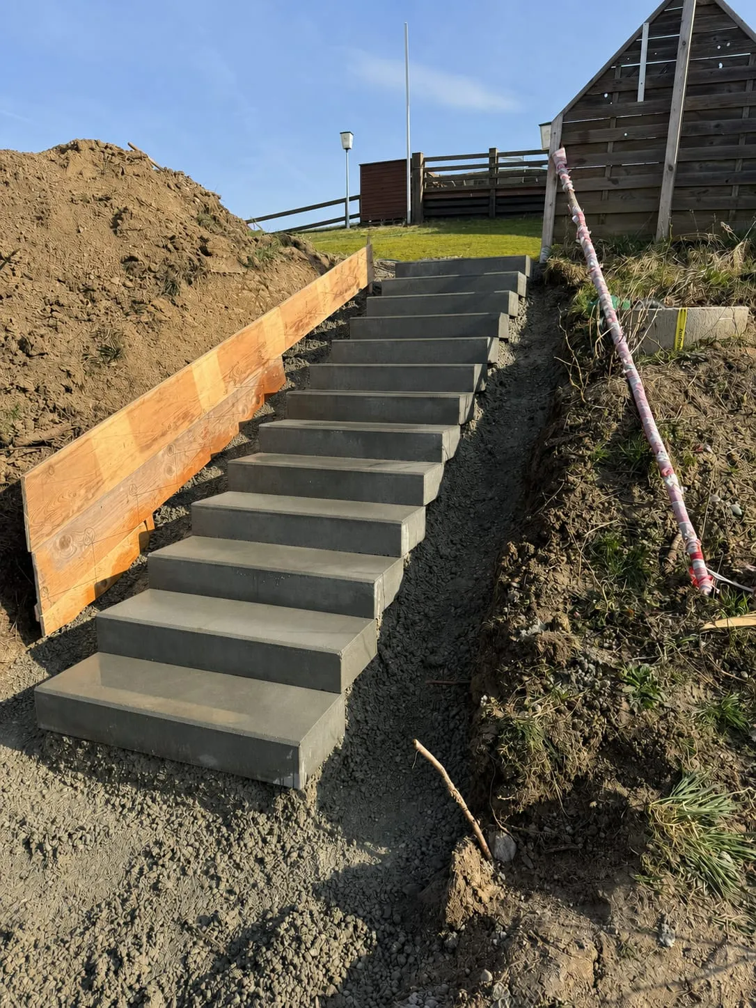 Betonstufen im Hangbereich in Bau